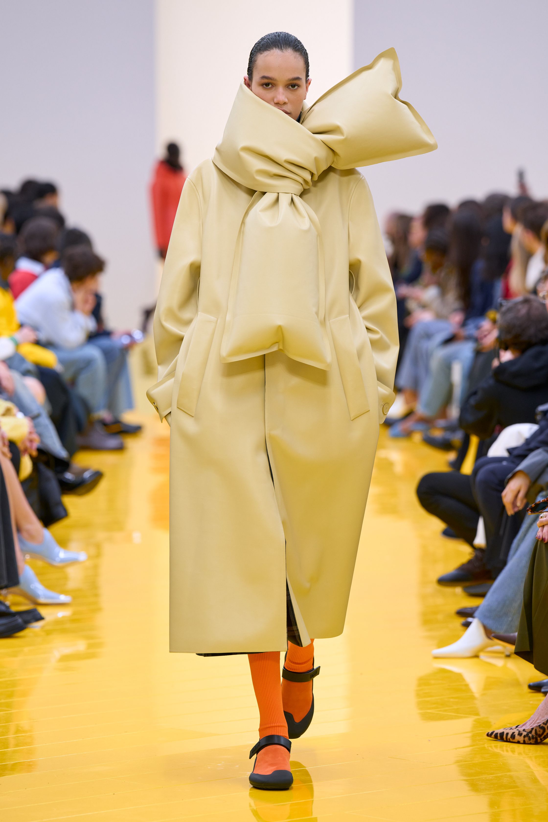 Jonathan Anderson 为 Loewe 带来一场充满艺术实验的秀：黄色地面与鲜明色彩形成强烈视觉舞台，极简廓形针织、雕塑化皮革外套、夸张毛绒结构和实验比例裙装共同构建一种“可穿戴雕塑”。从鲜黄、亮蓝到浓郁棕色毛绒，材质对比成为本季核心语言，既有幽默感也带有博物馆式艺术气质-顽石频道趋势研究